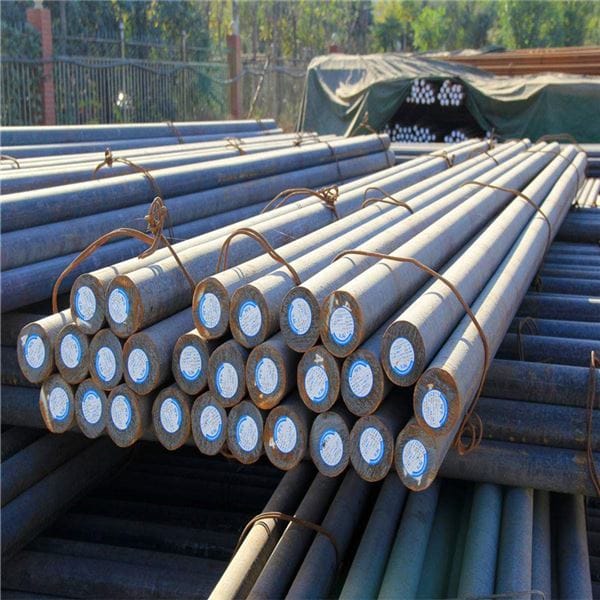 Bó thép tròn đặc cán nóng màu xám xếp tại bãi thép